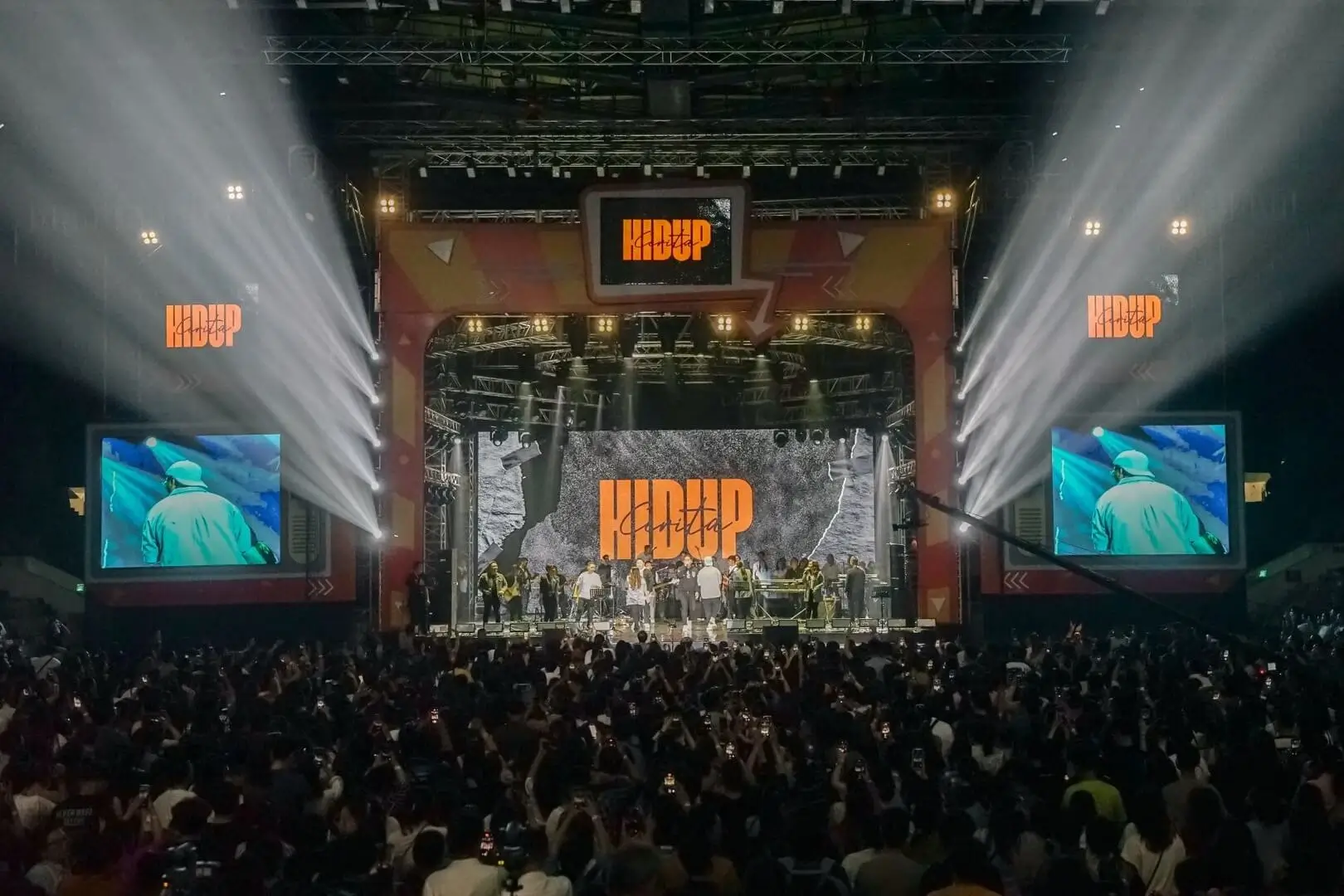 Event konser Cerita Hidup dengan produksi panggung besar dan sistem live broadcast di dalam venue indoor, ditangani oleh event organizer profesional.