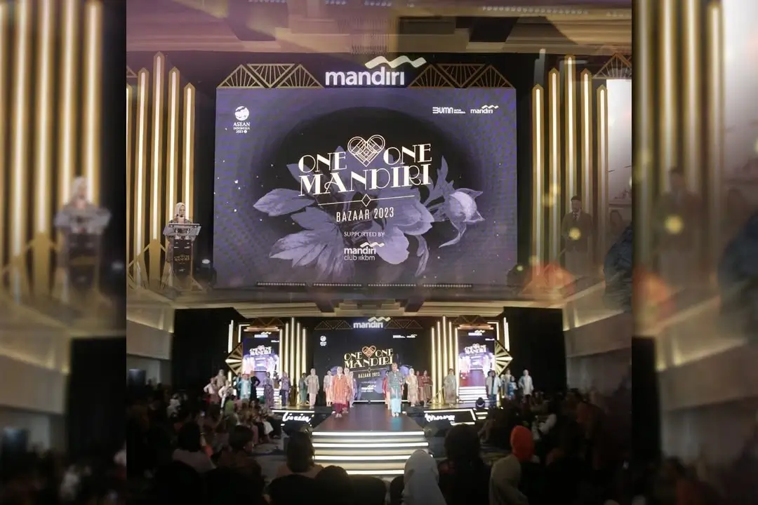 Panggung utama acara ONE HEART ONE MANDIRI 2023 dengan konsep corporate event dan tata panggung elegan